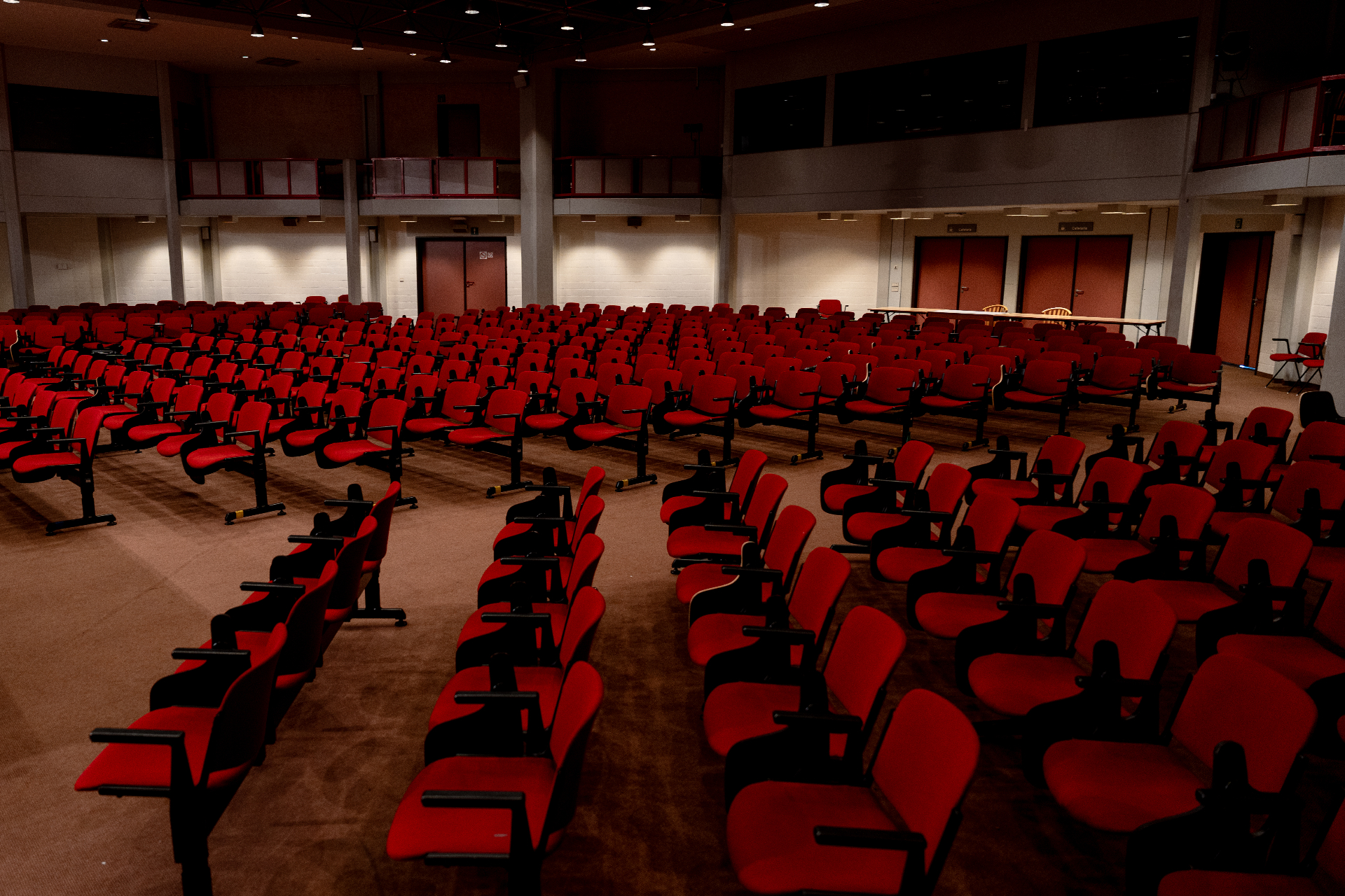 Concertzaal met rode zetels bij Corsendonk Duinse Polders in Blankenberge — plenaire opstelling voor congressen
